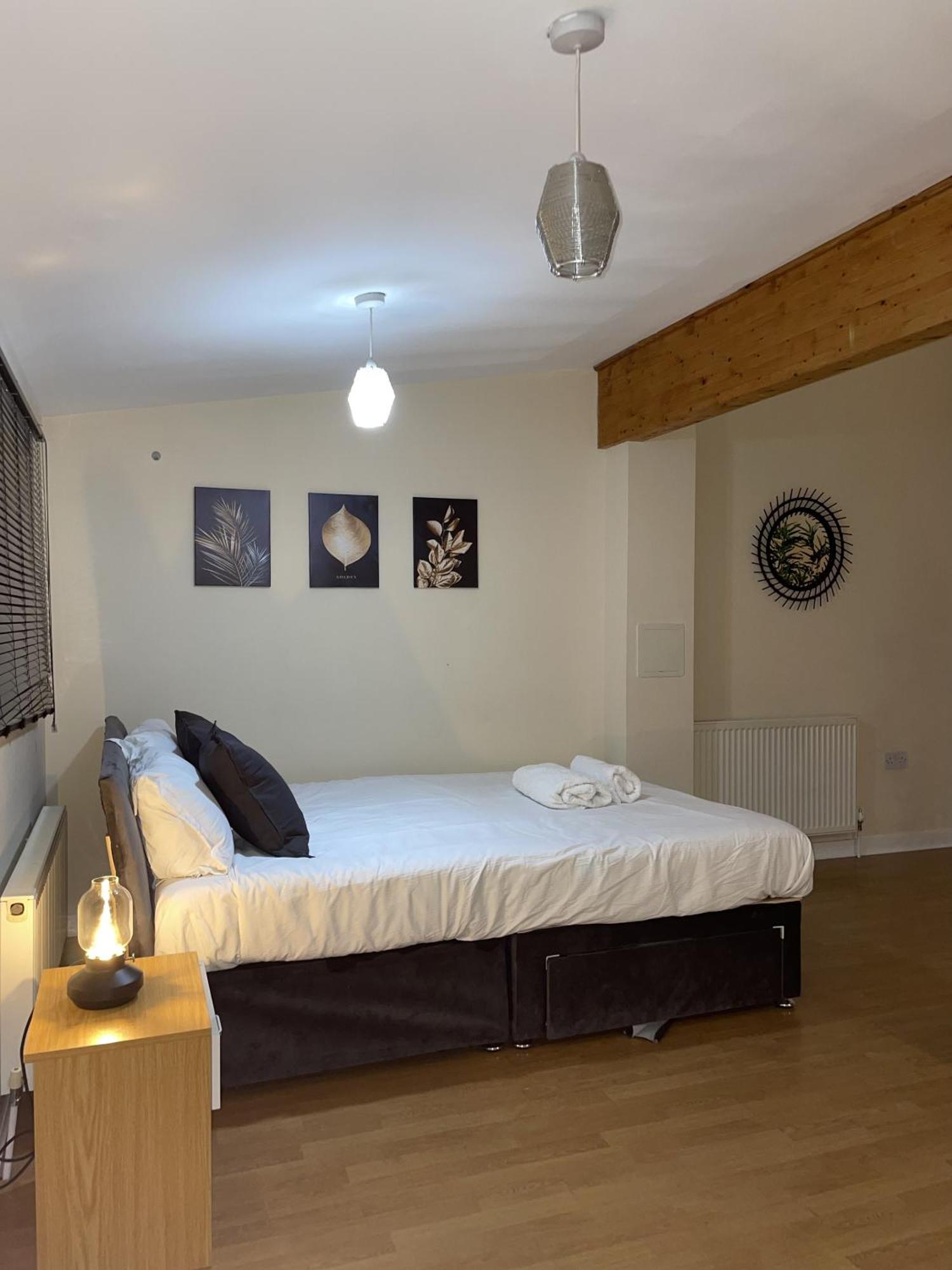 Luxury 2 Bed Apartment - Near Heathrow, Legoland, Windsor 슬라우 외부 사진
